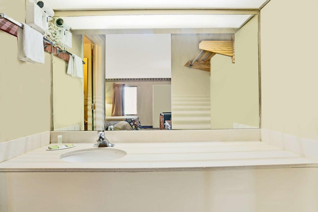 Super 8 Newnan Hotel Ngoại thất bức ảnh
